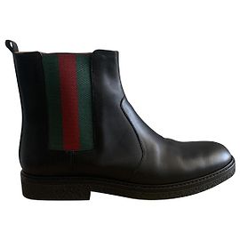 Botas de cano curto Gucci em couro preto
