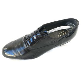Gucci Schnürschuhe aus schwarzem Lackleder Größe 43