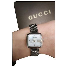 Gucci G-GUCCI Damenuhr aus Stahl mit Perlmutt und Diamanten