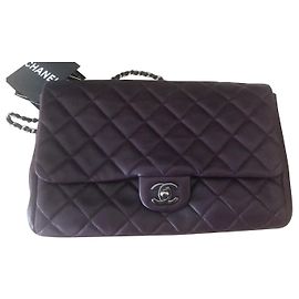 Pochette Chanel Timeless in agnello prugna