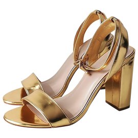 Sandro Sandalen aus goldenem Leder