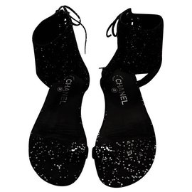Sandali Chanel in camoscio di capra nero con micro glitter argento