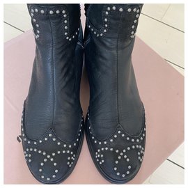 Miu Miu schwarze Lederstiefel mit Metallverzierung