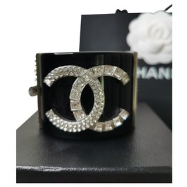 Bracciale Chanel in resina con logo CC in cristalli