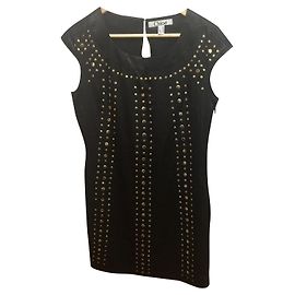 Vestido Chloé de satén negro con tachuelas doradas