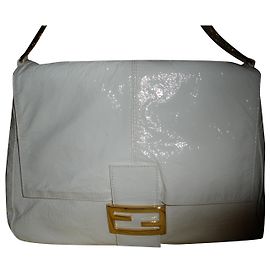 Borsa Baguette Fendi in vernice color crema