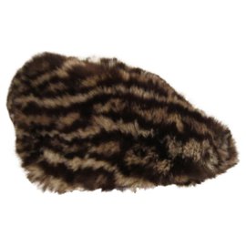 Cappello in pelliccia marrone scuro inconnue