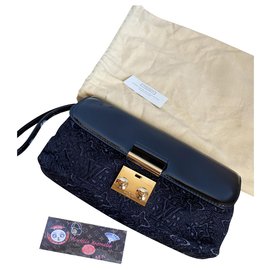 Clutch Louis Vuitton in pizzo e vernice nera