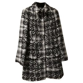 Abrigo Chanel Camelia de lana negro