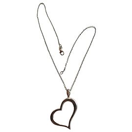 Collar con colgante de corazón de oro blanco y diamantes Piaget