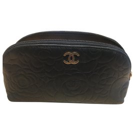 Pochette Chanel Camelia in pelle d agnello nera con logo CC dorato