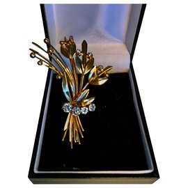 No Brand Muy hermoso broche años 50 Oro amarillo y diamantes.