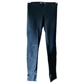 Pantalón pitillo de cuero negro Balenciaga.
