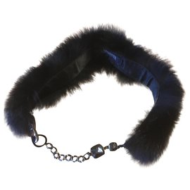 Gola de pele preta Max Mara com gravata de joia