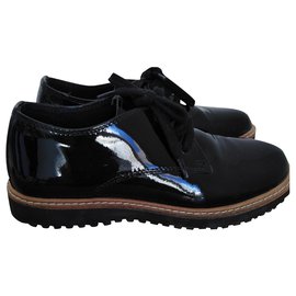 Scarpe Minelli in vernice nera con lacci