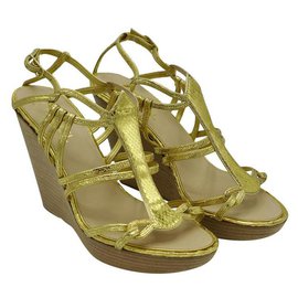 Sandali con zeppa Chanel in pelle di serpente oro