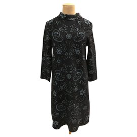 Issa besticktes Kleid