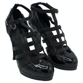 Sandali Chanel con cinturini multipli in vernice nera