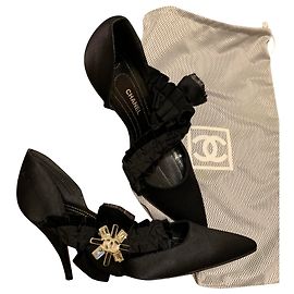 Décolleté Chanel in Raso Nero con Gioiello di Strass
