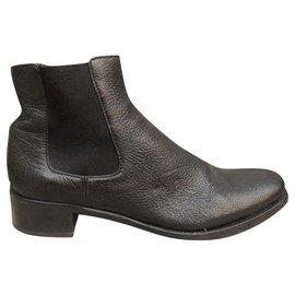 Botas Chelsea Prada em couro granulado preto 36.5