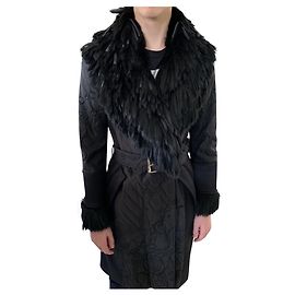 Abrigo acolchado con cuello de plumas de Gianni Versace