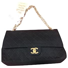 Zeitlose Chanel-Tasche mit Kette
