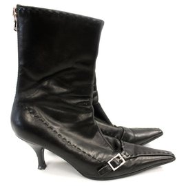 Botas Prada de cuero negro con tacón kitten