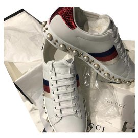 Gucci Sneaker mit Perlen aus weißem Leder