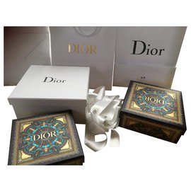 Je vends une gamme de sacs d emballage   Dior très bon état avec des pochettes en tissus des rubans Dior et des boites