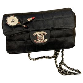 Portafoglio Chanel Timeless in seta nera e argento
