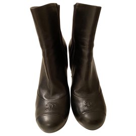 Botines Chanel de piel negra