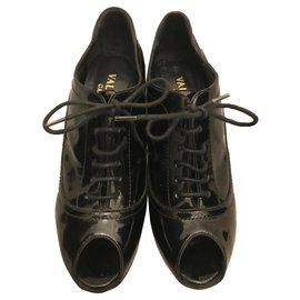 Valentino Pumps aus Lackleder in Schwarz mit offener Spitze