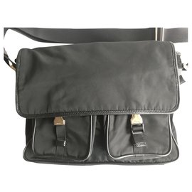 Borsa a tracolla Prada in nylon nero
