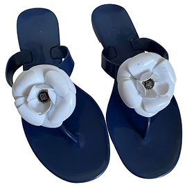 Carolina Herrera Ciabatte da spiaggia blu scuro con camelia
