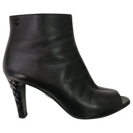 Botas Abiertas Chanel de Cuero Negro 39