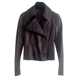 Chaqueta Prada en piel de cordero napa. Marron oscuro. pecho forrado con solapas anchas.