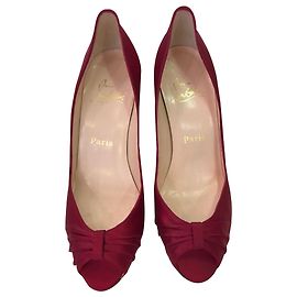 Christian Louboutin Pumps aus rotem Satin mit offener Spitze