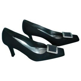 Décolleté Stuart Weitzman in raso nero con fibbia gioiello Taglia 41