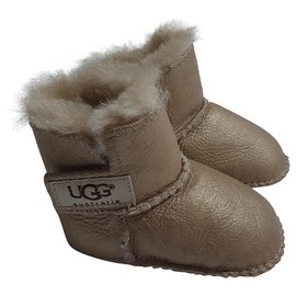 Ugg Baby Stiefel aus Schaffell