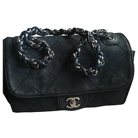 Sac à main Chanel en cuir de veau grainé noir