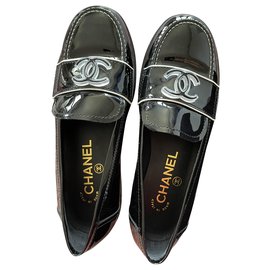 Chanel Mokassins aus schwarzem Lackleder 35