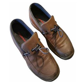 Mocassins Prada en cuir beige