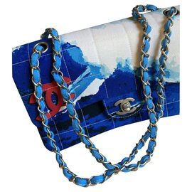 Una borsa con pattina in tela molto rara con stampa del logo trapuntato Chanel