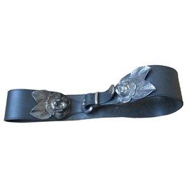 Kenzo Ledergürtel Schwarz mit silbernen Blumenapplikationen