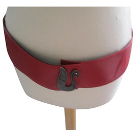 Autre Marque Diane Goldstein Gürtel aus rotem Leder mit Vogelmotiv