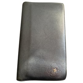 Cartera Chanel de piel de cordero azul marino