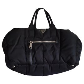 Prada Reisetasche aus gestepptem Nylon Schwarz