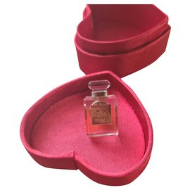 Spilla Chanel N°5 in resina dorata