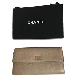 Portafoglio Chanel Camellia Beige in Pelle con Hardware Oro