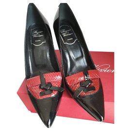 Sapatos de salto Roger Vivier em verniz preto com salto vermelho 36